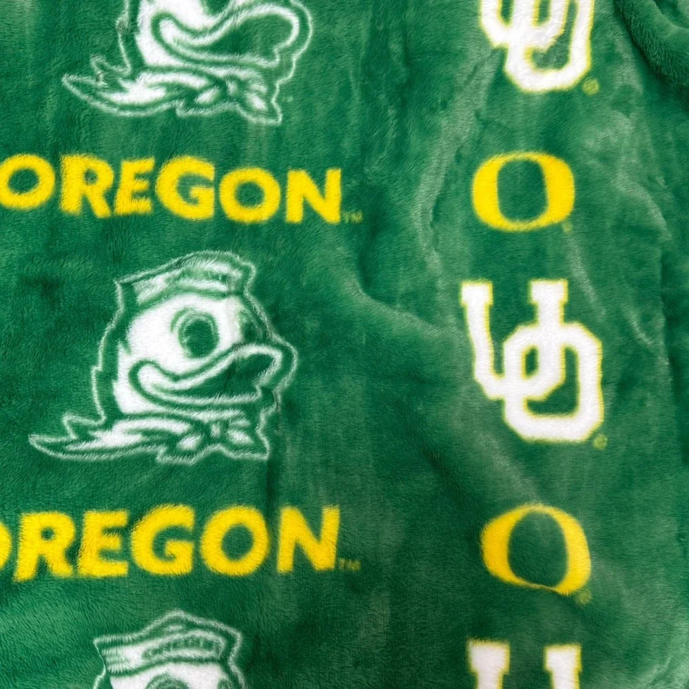NWT Oregon Ducks Throw Blanket 60x70 Super Soft Plush Green Bound Edges NCAA